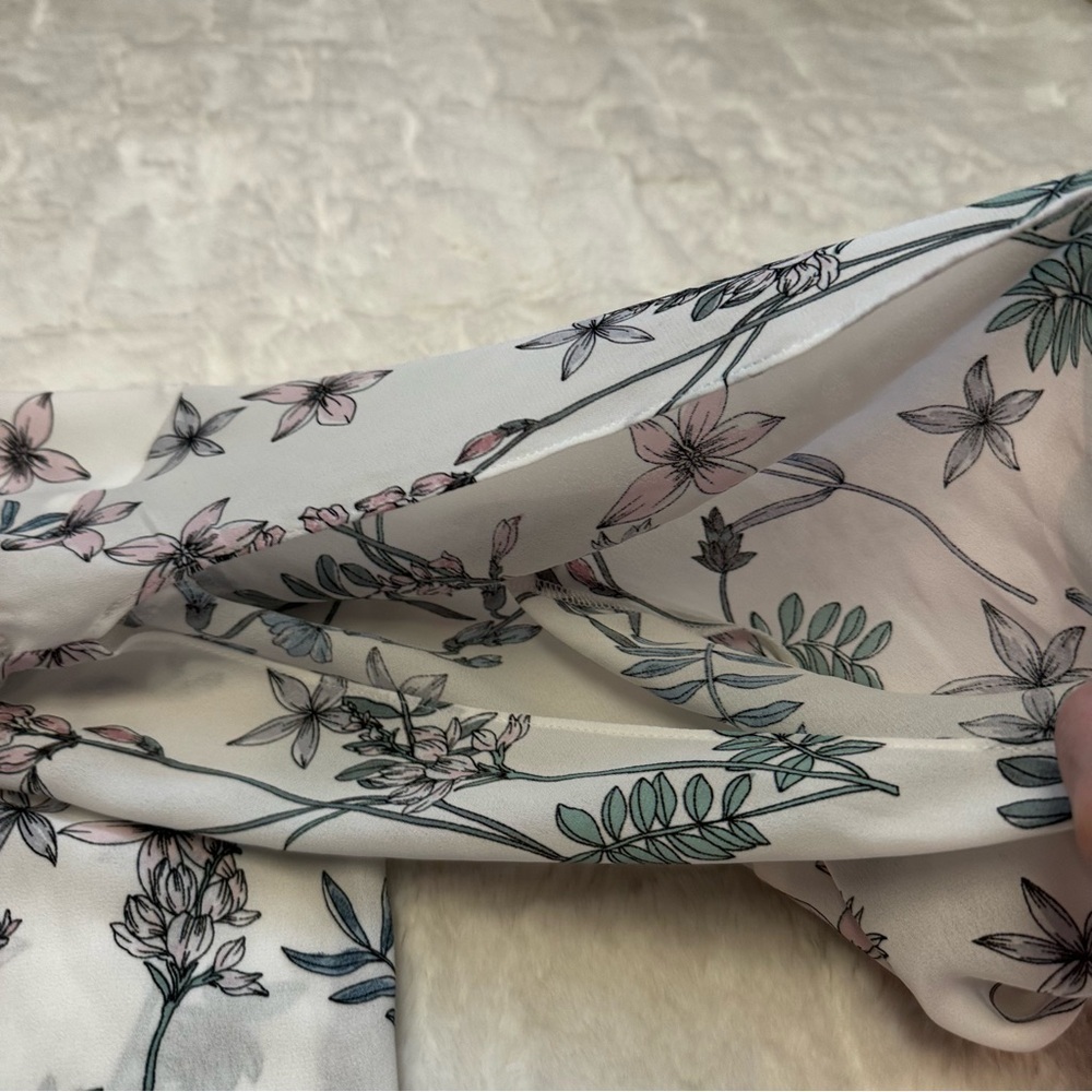 Vince Camuto Cold Shoulder White Floral Blouse Top Size XS Gathered at Wrist NEW - Picture 14 of 16